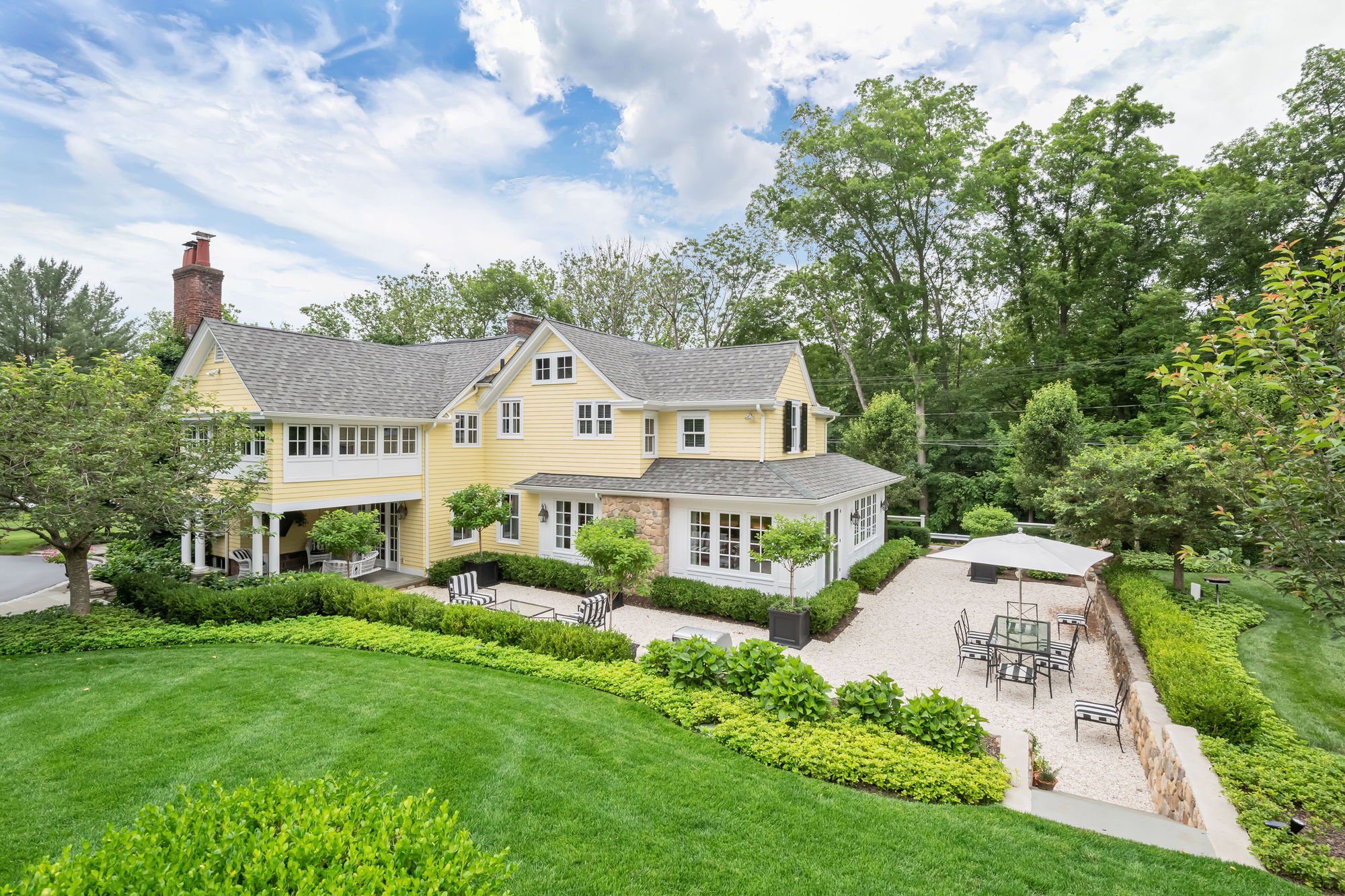 House on the Hill イエローロンパース&ボンネット Ho Ho Kus Renovation — John James Architecture